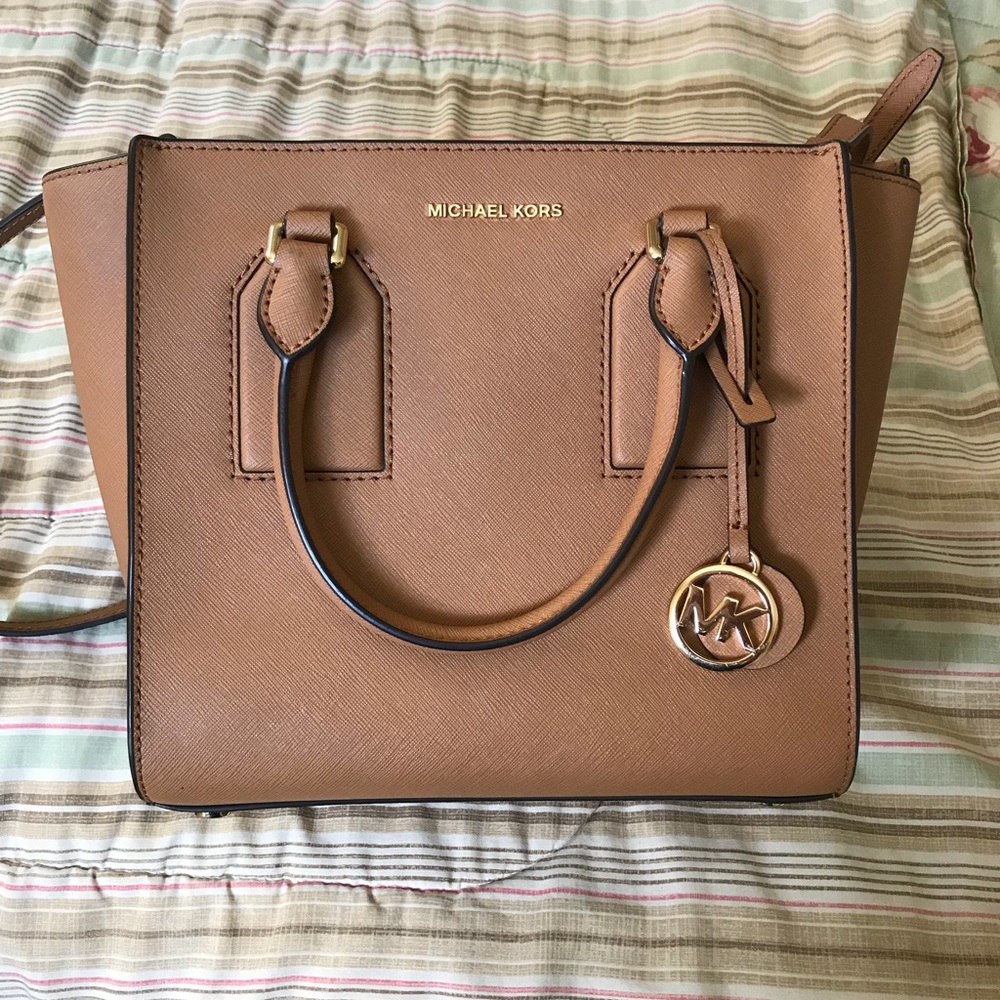 Micheal kors purse perfect condition.